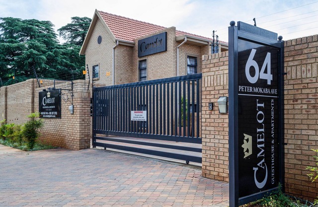 Camelot Guest House & Apartments