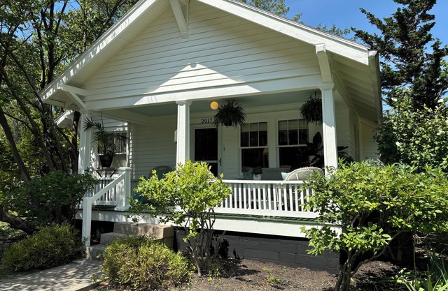 Campus Cottage 3 blocks to IU: Lotus Special