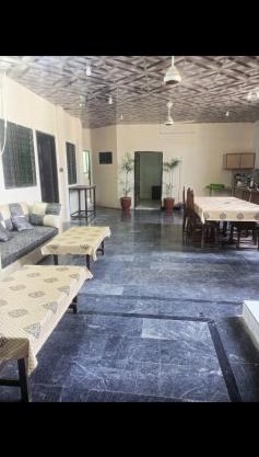 Canal Enclave, Canal Road West