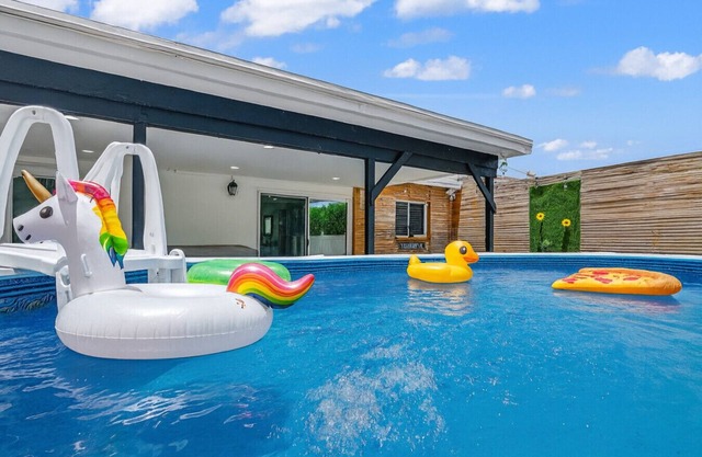 Canal-Side Townhouse w/Pool & Firepit