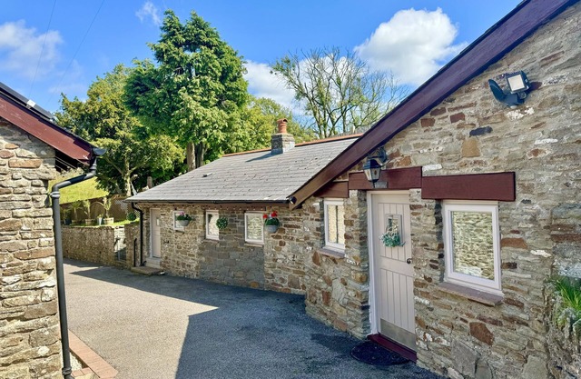 CANER BACH LODGE, pet friendly, with a garden in Blackmill