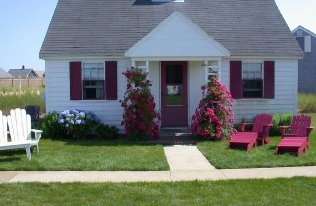 Cape Cod Cottage, 2 Bedroom, Walk Thru Dunes to Sandy Beach