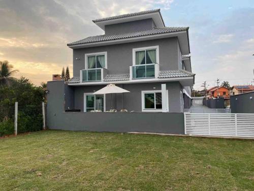 Casa 2 suites, ampla área externa, 300m praia