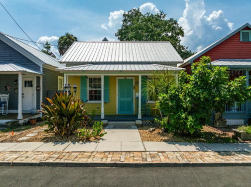 Casa Amarillo l Steps to Historic District