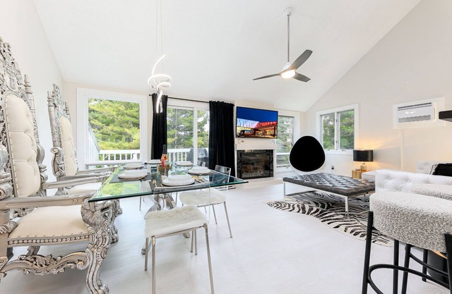 ⛳ Casa Blanco: Hilltop Condo | Luxe Interiors + Bay Views + Walk to Dining ➠ 5736