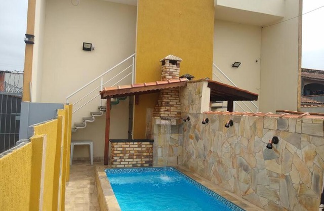 Casa com Piscina Aquecida, Churrasqueira e Wi-fi, lado praia de Itanhaém