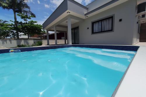 Casa com piscina praia da Pinheira - Brisa das Amendoeiras