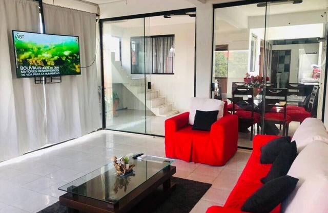 ⭐️Casa entera de 4 dormitorios pasos de EXPOCRUZ , parkeo incluido 2/3 autos