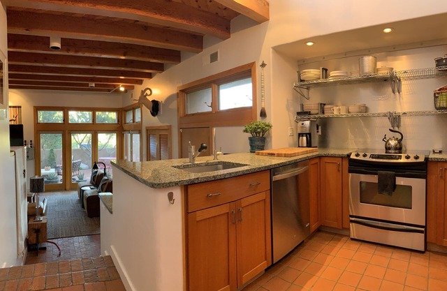 Casita Bella: rustic contemporary, quiet private across from Four Seasons