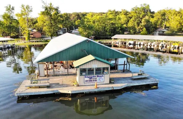 Cedar Lakefront Lodge on Taneycomo