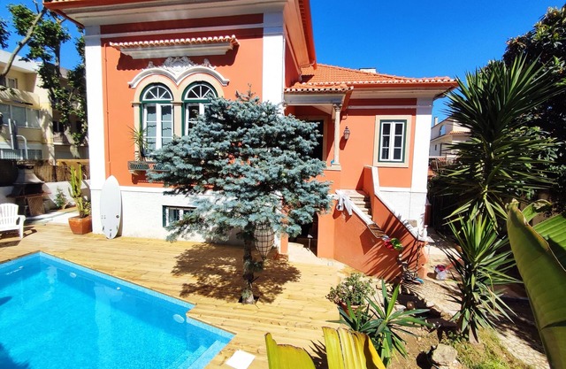 Centenary chalet in Carcavelos, with 8 bedrooms, garden and pool. 1km from the beach