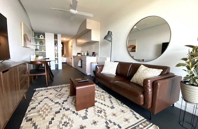 Central apartment with Lake Views (WiFi, Wokspace & parking)