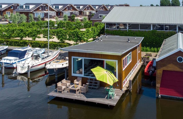 Central houseboat on lake, near beach & cities