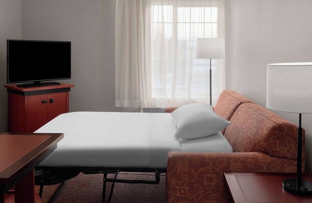 Central Location: 1BR Suite w/Full Kitchen & Balcony - Complimentary Amenities