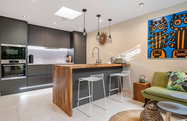 Central London 3-bed Apt, Sleeps 6, 3 Mins to Tube