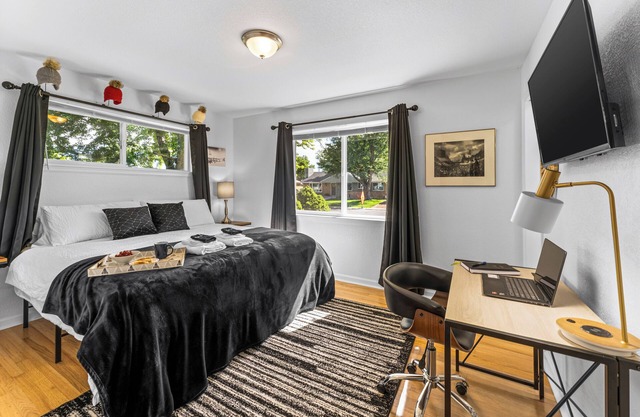 Centrally Located Spacious Home for Big Groups Near Red Rocks, Hiking, Colleges