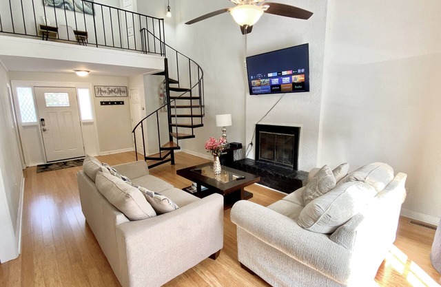 Centrally Located Townhouse! Spacious 4 BR Near Beaches and Downtown.