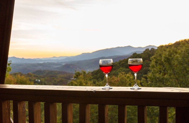 Chalet Village Log Cabin with Mountain Views! Easy Access and Flat Parking!