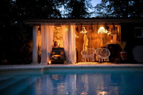 Chambre d'hôte de charme piscine et jacuzzi privatisable, manoir, 1h Lyon