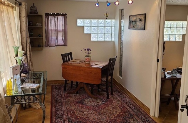 Charming three room casita in the heart of Los Ranchos de ABQ - Pets Welcome
