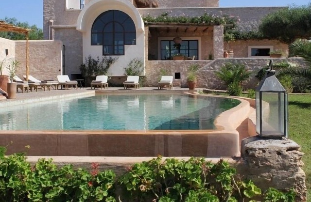 Character house of 500 sqm with swimming pool and hammam