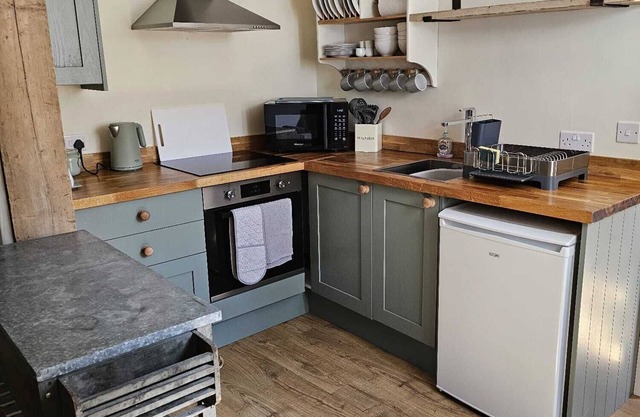 Characterful 3 Bedroom cosy Cottage, Pet-Friendly!