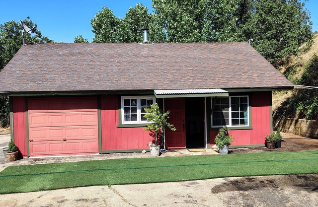 Charming 1-bedroom house in serene Yokuts Valley with WiFi, AC