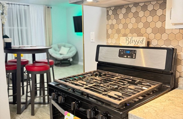 Charming 1-bedroom apartment in Utica with AC, WiFi