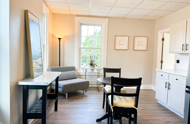 Charming 1-bedroom apartment with WiFi, AC in lovely Saco