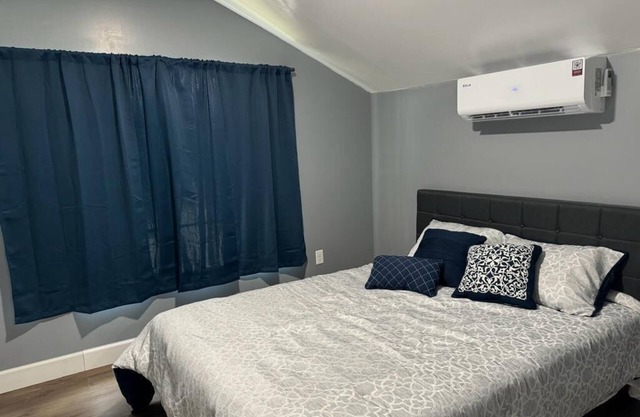 Charming 1-bedroom apartment #B in fabulous East Palatka with WiFi, AC