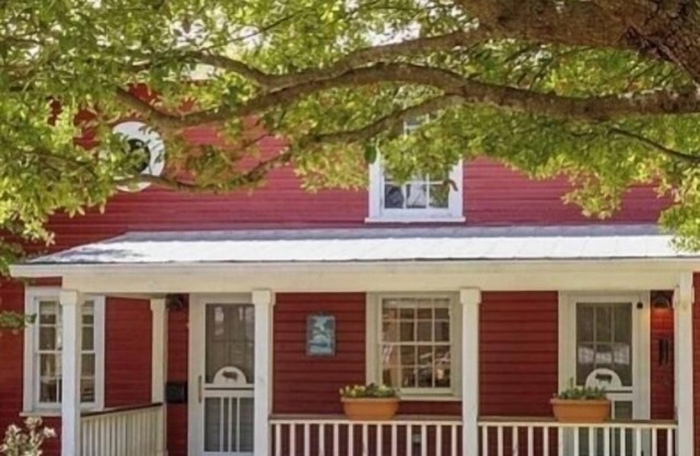 Charming 1-bedroom cottageHillsborough Historic District walk to downtown