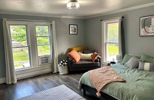 Charming 1-bedroom with Office, Full Kitchen, strong WiFi, Washer, and Dryer