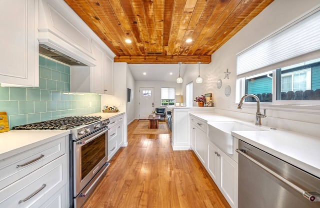 Charming 2 BDR Seaside Cottage Perfect for Couples – Only 5 Minutes to the Beach