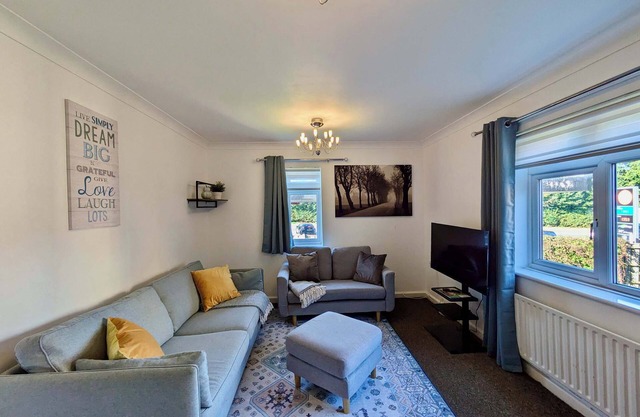 Charming 2-Bed Flat Near Parks London