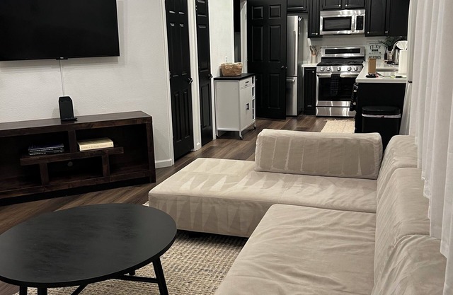 Charming 2-bedroom house with AC, WiFi in lovely North Las Vegas