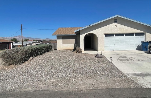 Charming 2-bedroom house in delightful Bullhead City with AC and garage parking.