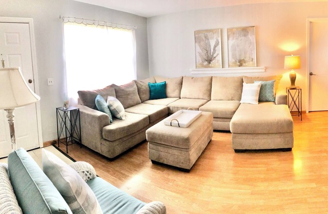 Charming 2-bedroom house in Port St. Lucie with AC, WiFi. The beach = 20 Minutes