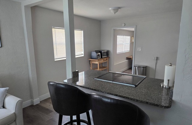 Charming 2-bedroom house with WiFi, AC in enchanting St. Petersburg near it all!