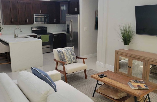 Charming 2-bedroom, 2-bath townhome in the vibrant Dadeland area of Miami.n