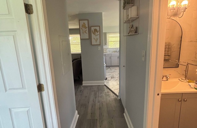 Charming 2-bedroom apartment in marvelous Matteson with AC, WiFi l