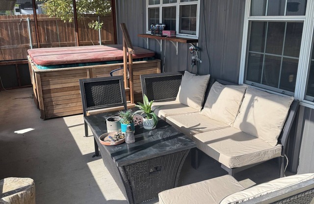 Charming 2-bedroom barn in Granbury with AC