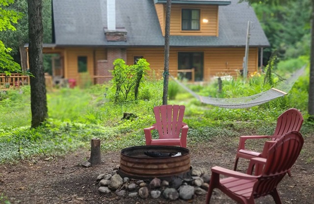 Charming 2-bedroom cabin in delightful Vanderbilt with WiFi, AC