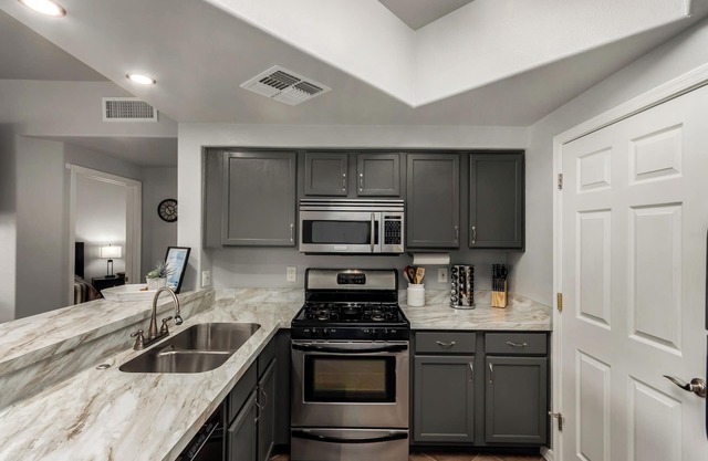 Charming 2-bedroom condo with Heated Pool & fitness room, 1 King 1 Queen