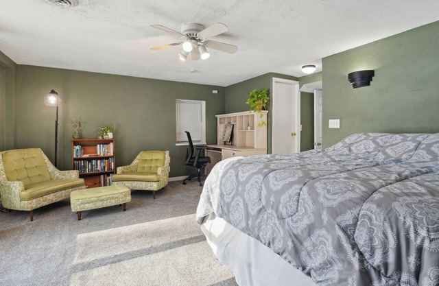 Charming 2-bedroom cottage on crystal clear Gravel Lake