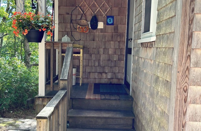 Charming 2-bedroom cottage on Truro Kettle Pond