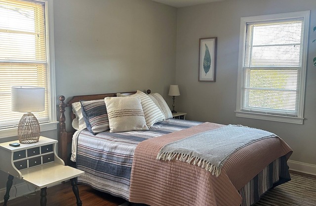 Charming 2-bedroom house in Greenville with Screened Porch, Huge Backyard