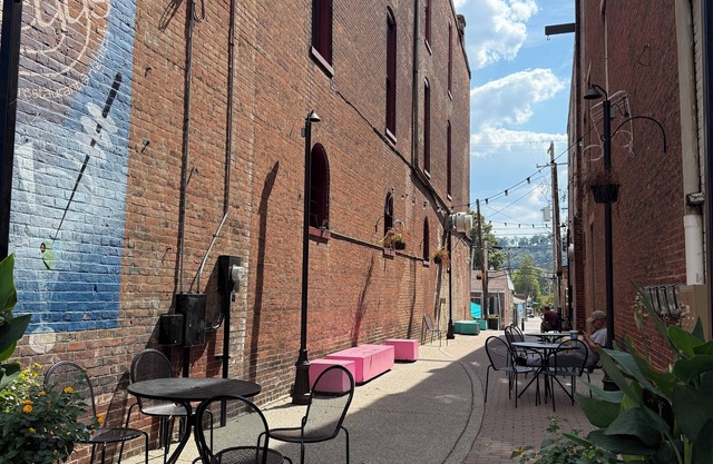 Charming 2-bedroom house with a river view in wonderful Madison