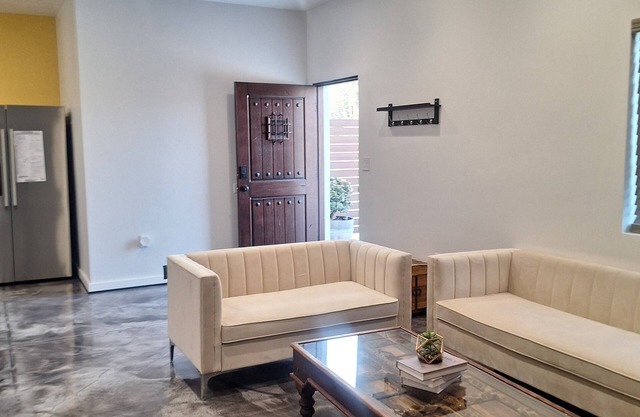 Charming 2-bedroom house with WiFi, AC in Azusann