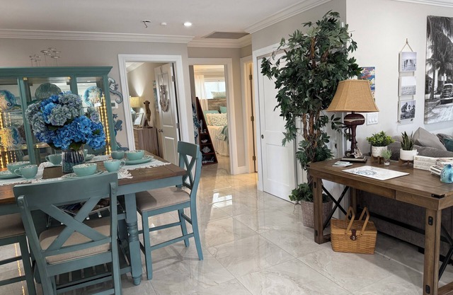 Charming 2-bedroom house with Pool and Boat Dock on canal. Bring or rent a boat