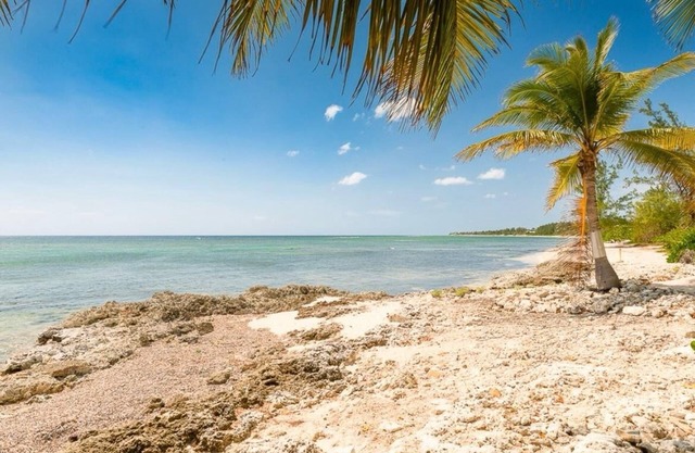 Charming 2-bedroom condo with AC in Bodden Town